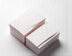 Carte de visite personnalisée haut de gamme sur fond blanc